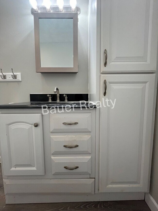 Building Photo - Three Bedroom, Plymouth Local Schools
