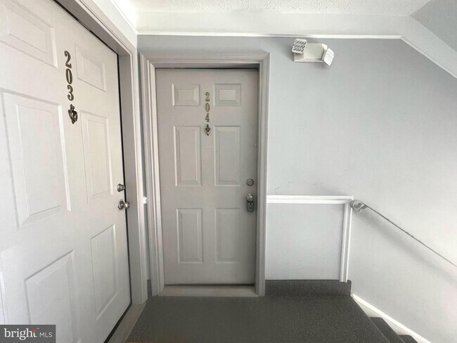 Building Photo - Beautiful 2bd 2bth mid level condo featuri...