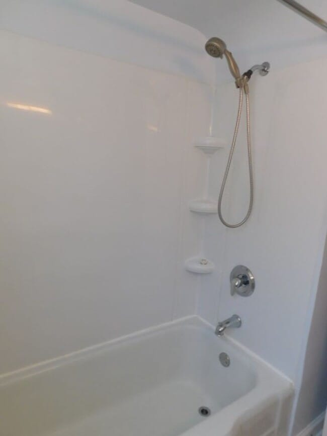 Building Photo - 3Bd/1Ba Two Story House w/ Basement - Avai...