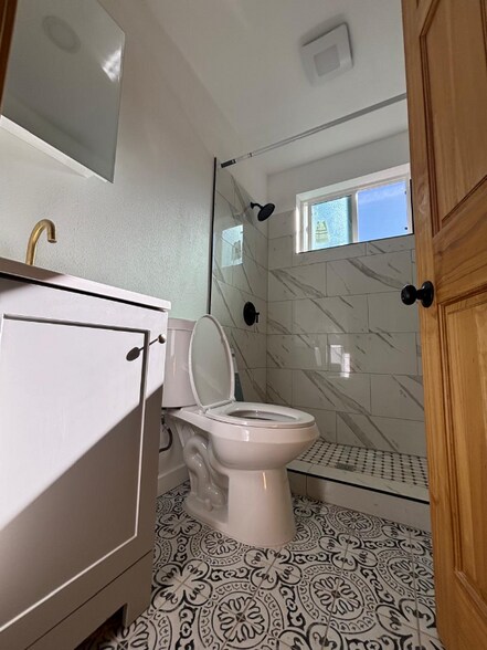 Building Photo - 1628 W 24th St