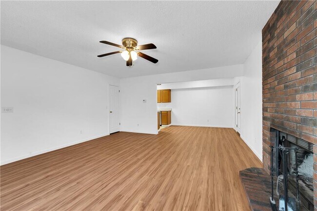 Building Photo - 758 W Poplar St