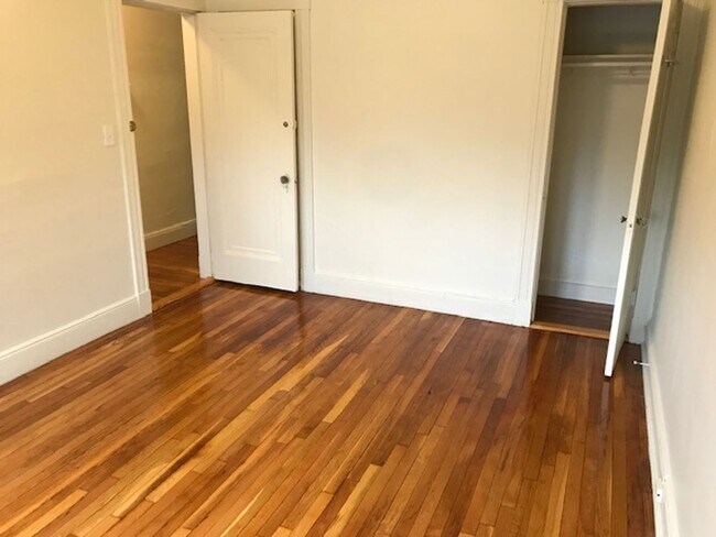 Building Photo - 9/1 HUGE 4 BED SPLIT $937.00 PER PERSON  N...