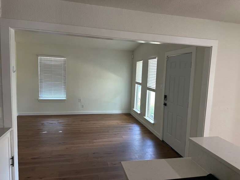 Building Photo - Room in House on Rockridge Dr