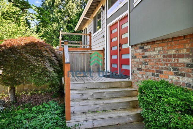 Building Photo - "Spacious 4-Bedroom Retreat with 3 Baths in the Heart of Kirkland – 2,480 Sq. Ft. of Pure Comfort!"