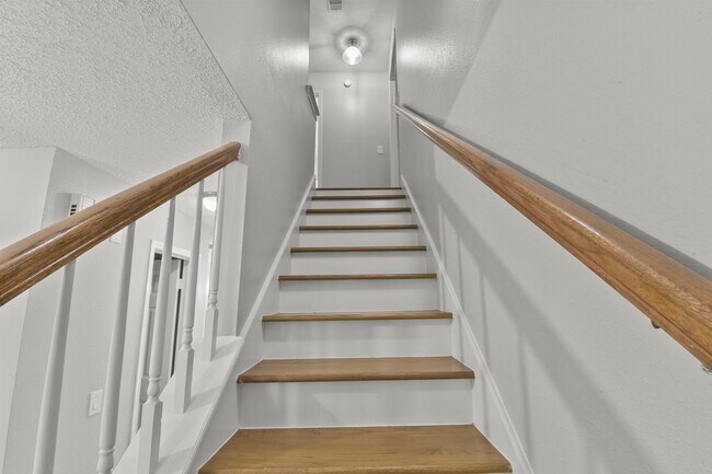 Building Photo - 630 Hawthorn Pl