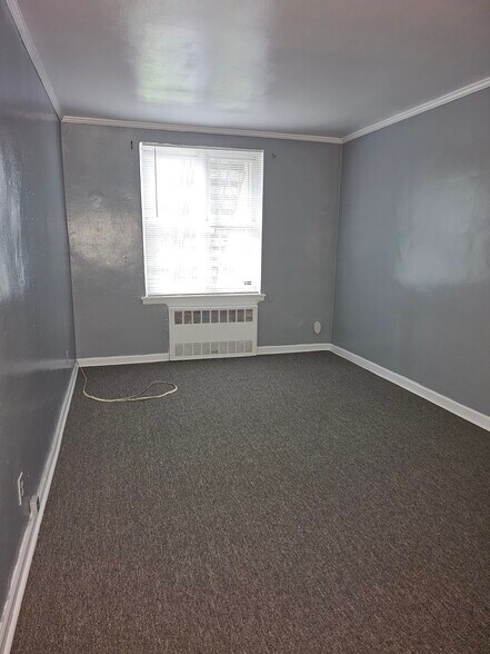 Building Photo - 855 E 55th St