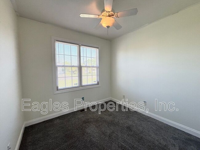 Building Photo - 121 Willowbrook Dr