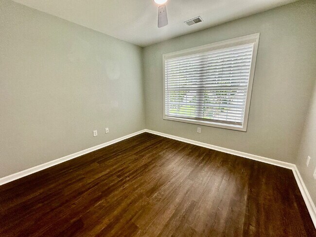 Building Photo - Bright and Airy Three Bedroom Home in Lake...