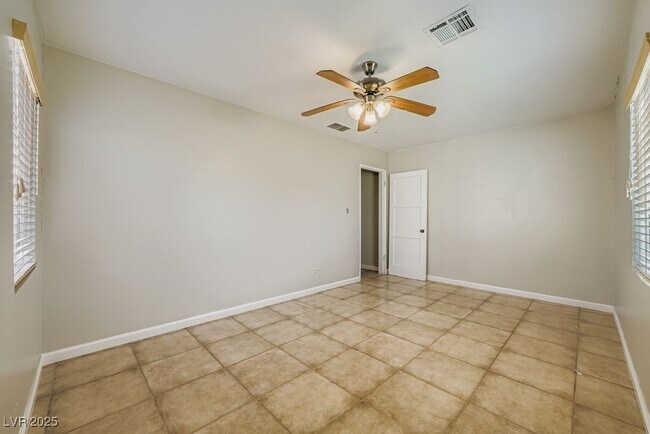 Building Photo - 571 Blackmore Dr