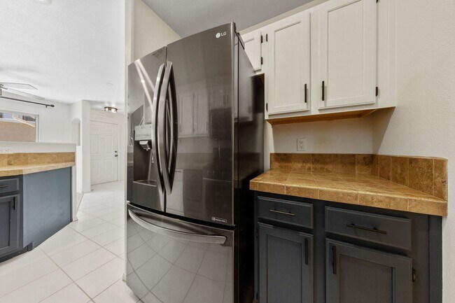 Building Photo - HENDERSON BEAUTIFUL 2-STORY TOWNHOME WITH ...