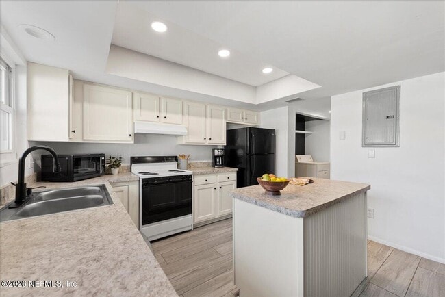 Building Photo - 8140 Sutton Pl N