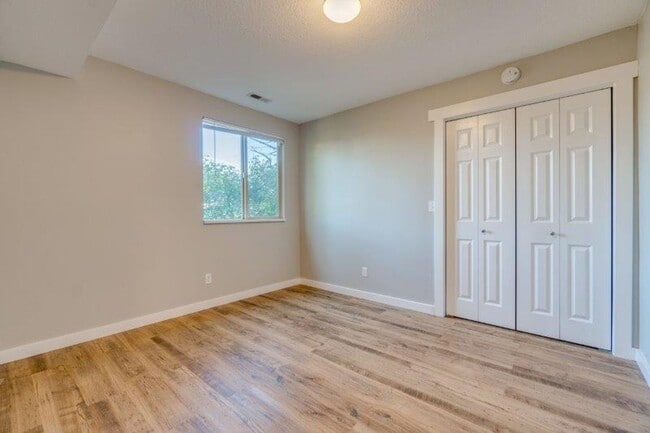 Building Photo - Updated 3 Bedroom, 1.5 Bathroom Duplex in ...