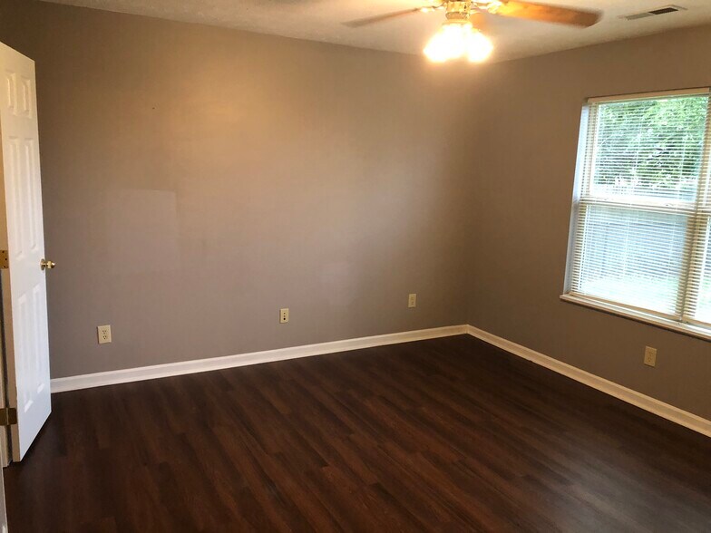 Building Photo - 10843 Tanbark Dr