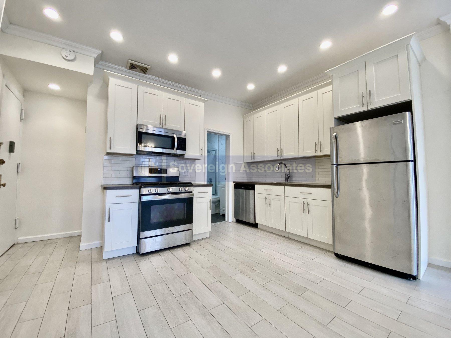 Building Photo - 320 W 106th St