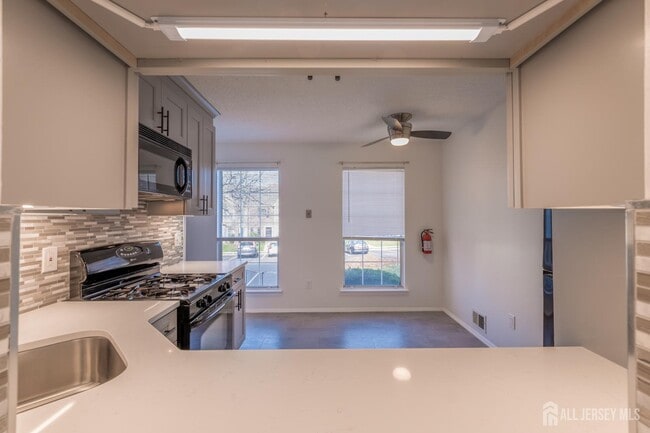 Building Photo - 1101 Doolittle Dr