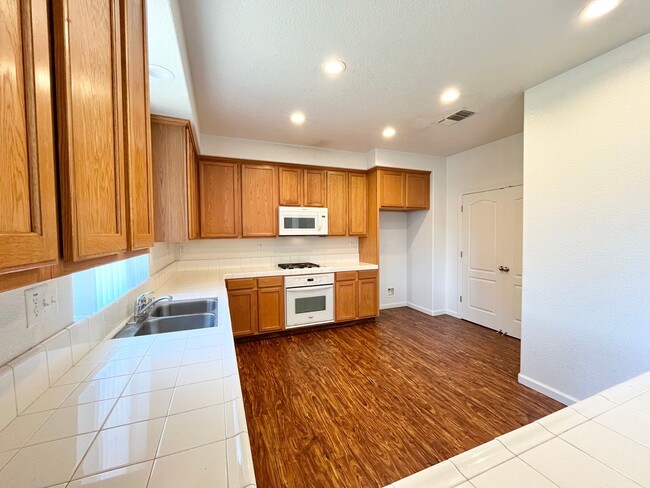 Building Photo - Merced: $2200 3 bed 2.5 bath two story hom...