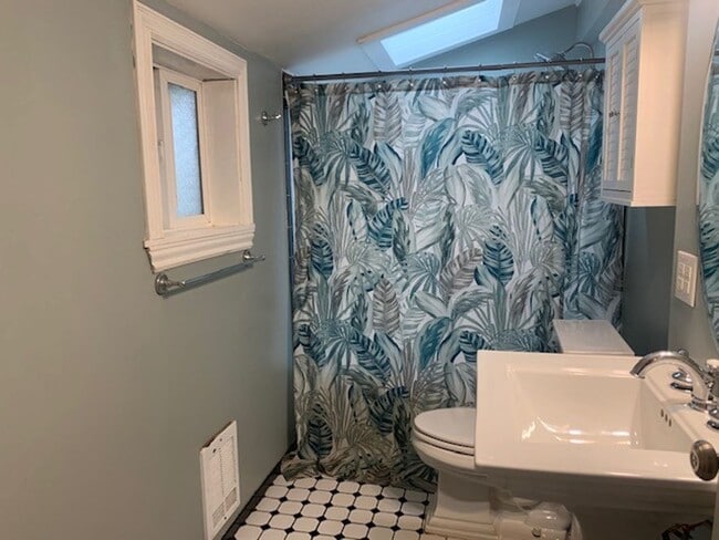 Building Photo - Classic Updated Bungalow.  2 bed with flex...