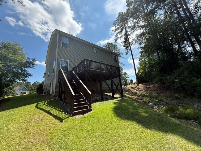 Building Photo - Gorgeous 3 Bed 2.5 Bath Plus Loft Home on ...