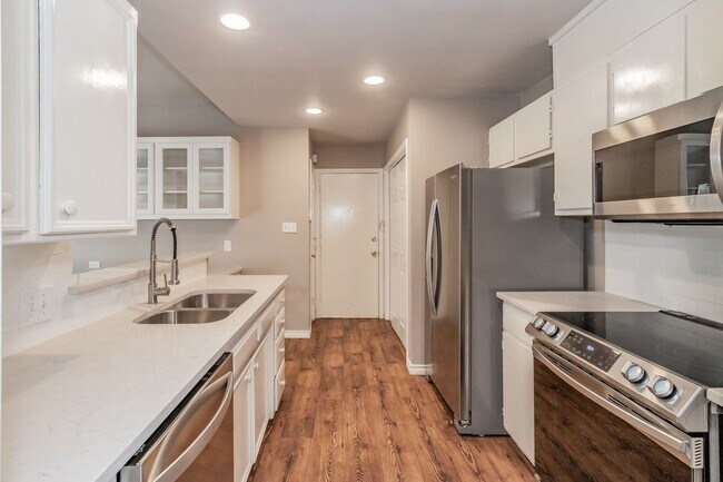 Building Photo - Beautiful townhome in a prime location nea...
