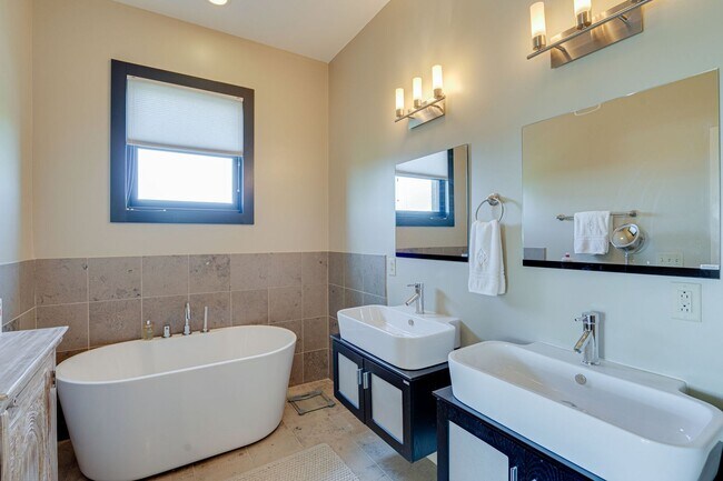 Building Photo - Stunning 3BR/2.5BA Condo in Prime Belmont/...