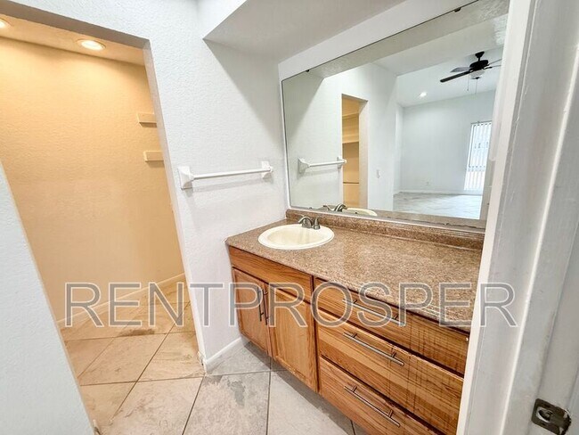 Building Photo - 4559 Lakeway Dr