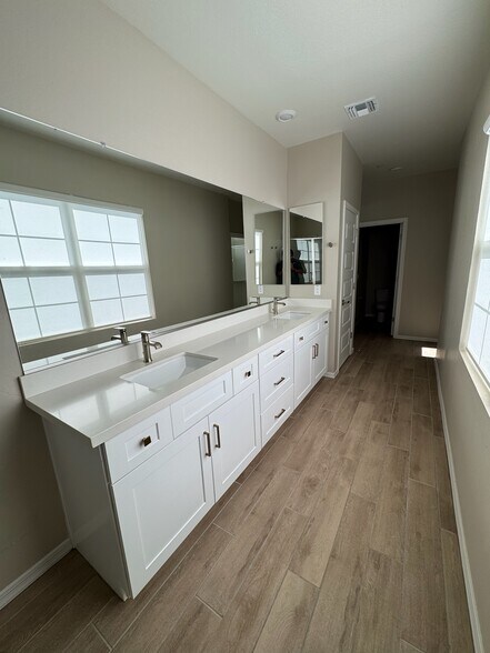 Building Photo - 277 E Azalea Dr