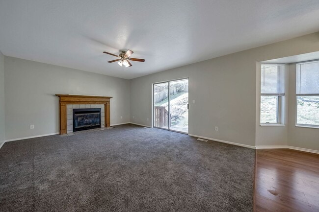 Building Photo - Spacious Sandy Rambler w 2 car attached