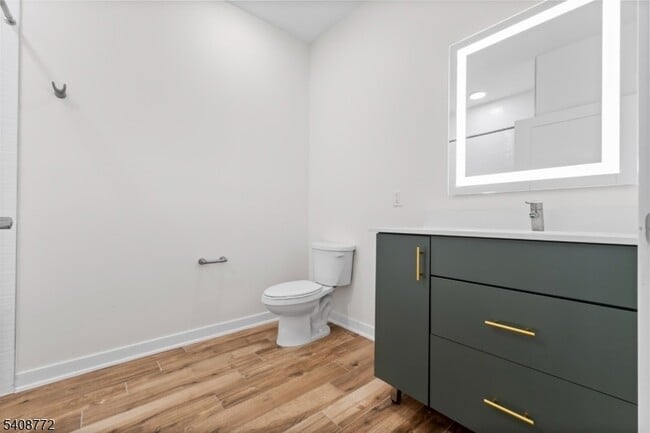 Building Photo - 321 E 3rd St