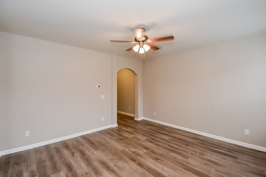 Building Photo - 7083 Creeksong Dr