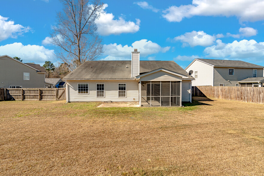 HUGE BACKYARD - 323 Edenton Rd