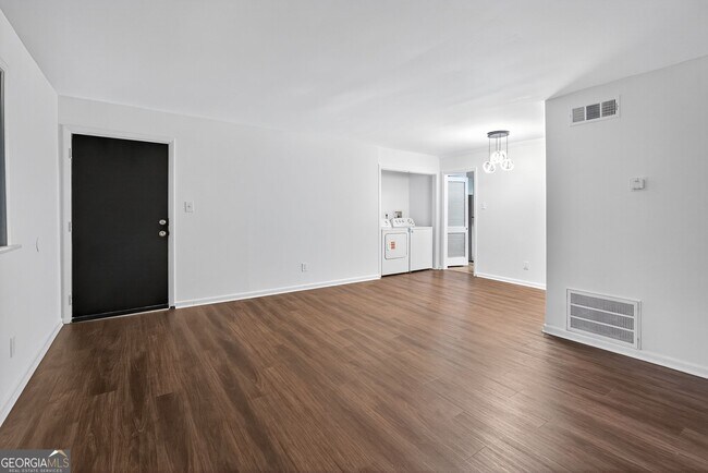 Building Photo - 2510 Peachwood Cir NE