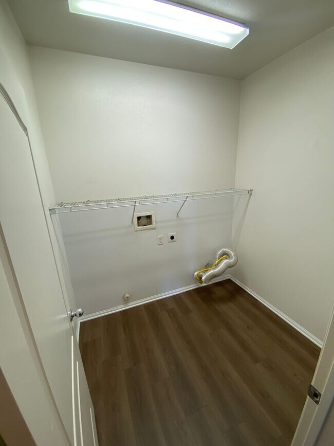 Building Photo - Gorgeous NW Home 4 Bed/3 Bath $2,850 Rent & 2,850 Deposit