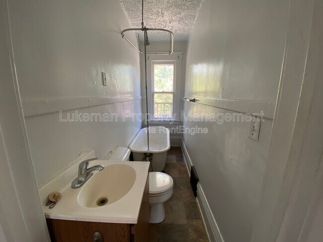 Building Photo - 1324 S Westnedge Ave