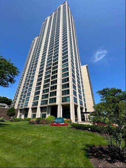 Building Photo - 530 W Hawthorne Pl