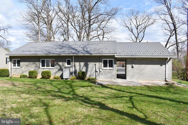 Building Photo - 6056 Lincoln Way W