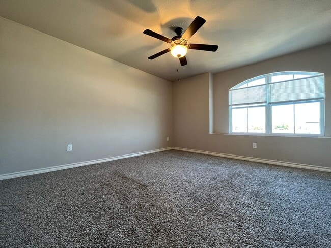 Building Photo - Town home for rent