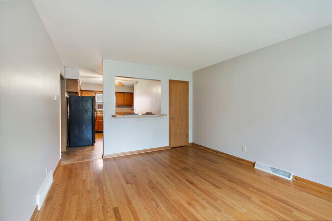 Building Photo - 1402 Heather Dr