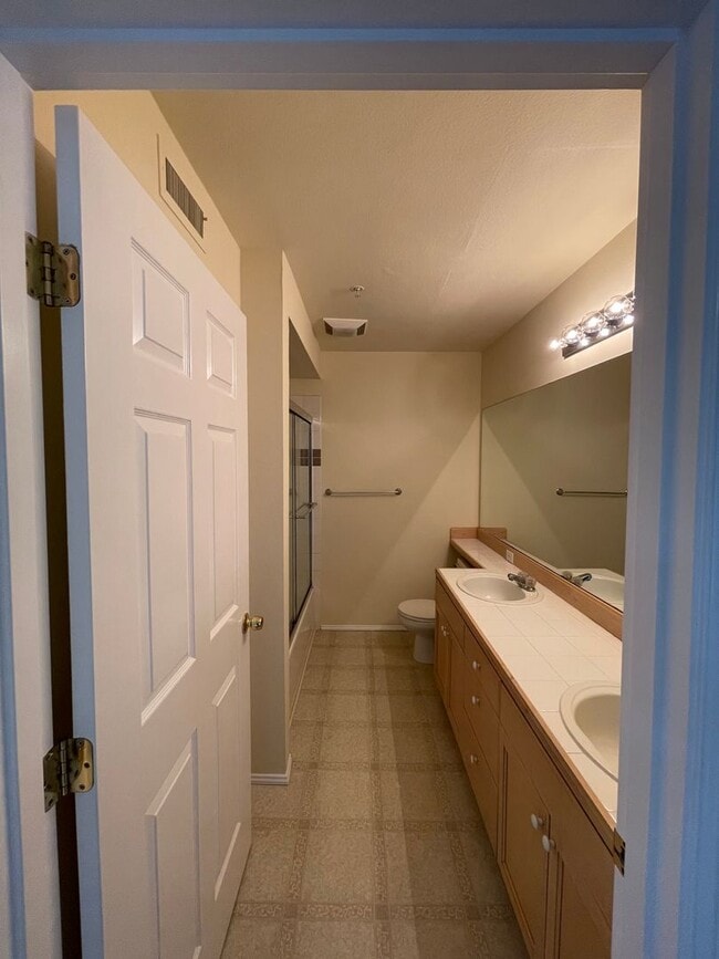 Building Photo - Sammamish - 3 BR, 2 BTH ground floor condo...