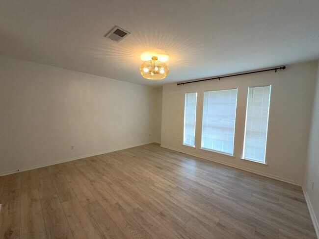 Building Photo - 2106 Lexington Woods Dr