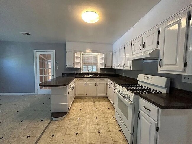 Building Photo - Beautiful 3 bedroom 2 bath home with views!