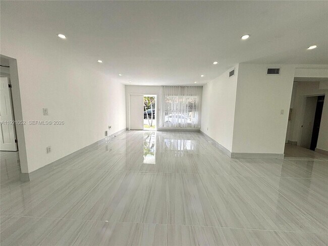 Building Photo - 725 91st St