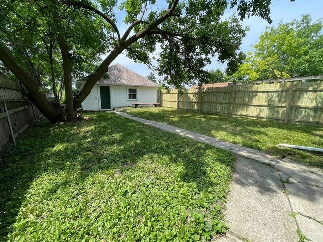 Building Photo - 2137 Woodford St