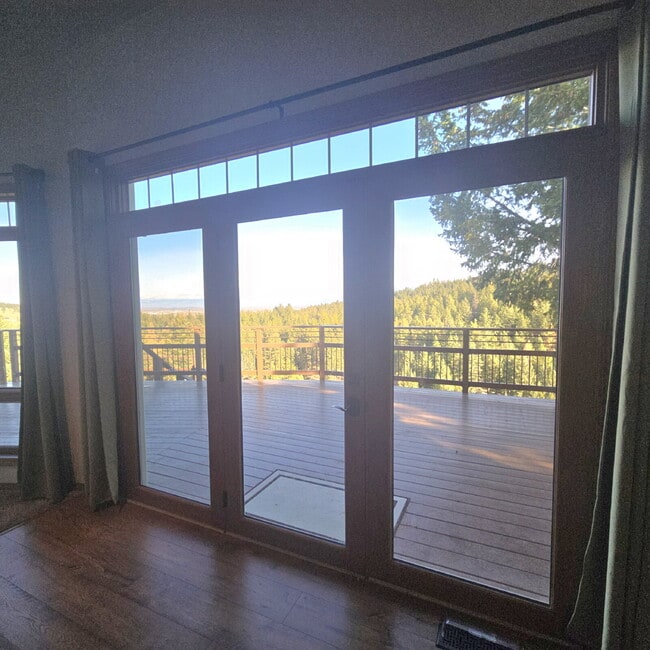 Building Photo - VIEWS!