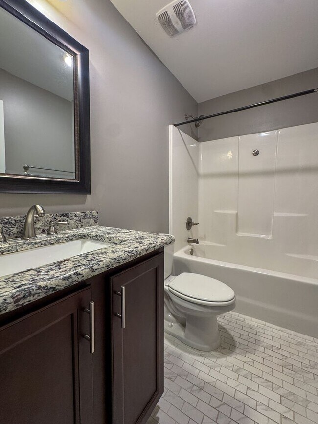 Building Photo - Beautiful 4 Bed 2.5 Bath Home in North Fayetteville