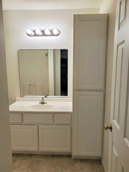 Building Photo - 10 Bridgewater Trl