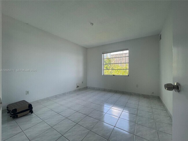 Building Photo - 2201 Brickell Ave