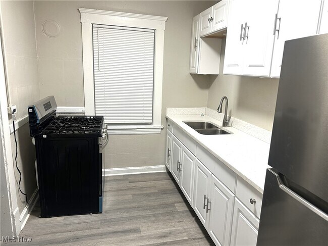 Building Photo - 3074 W 25th St