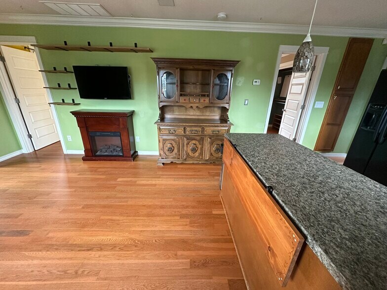 Building Photo - 701 S 59th St