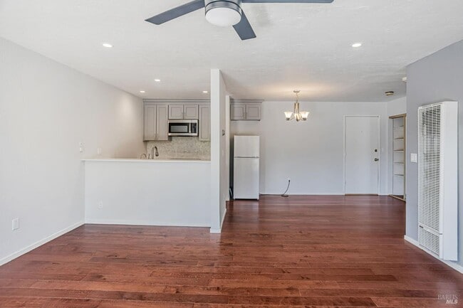 Building Photo - 363 Eden Roc Dr