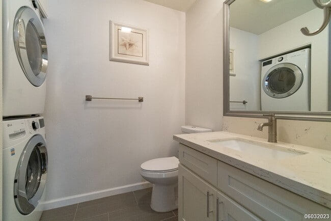 Building Photo - Spacious, Clean, Renovated 2BR/2BA/2Pkg in...
